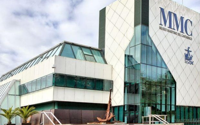 Fachada exterior del edificio del museo marítimo del Cantábrico en Santander