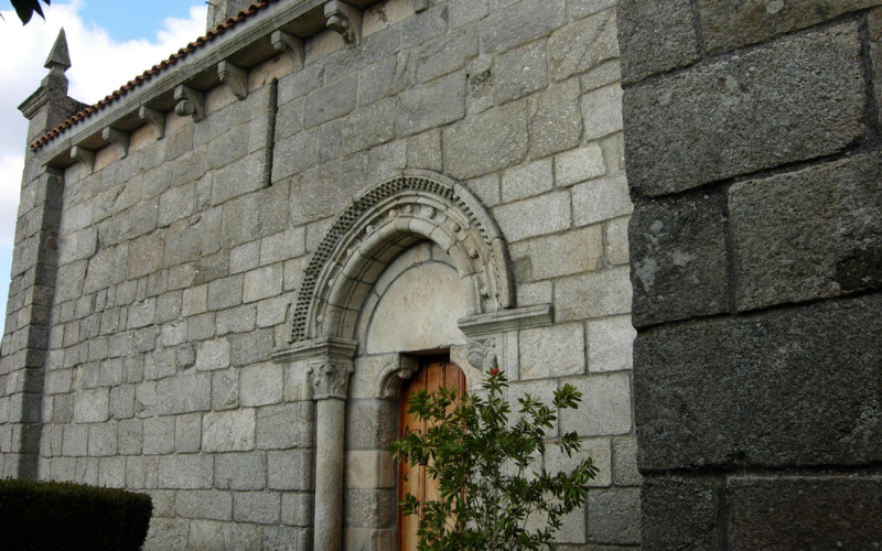Plantas en la entrada de la iglesia de Camporramiro en la provincia de Lugo en la ruta de Ribeira