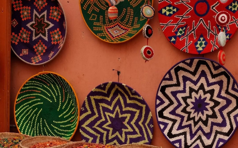 Figuras coloreadas de un zoco en Marrakech