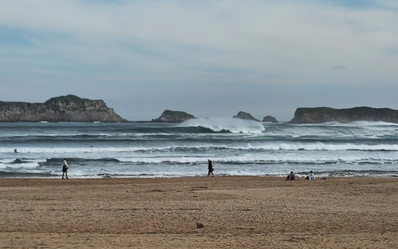 Vista desde el paseo marítimo de Suances de la playa de La Concha
