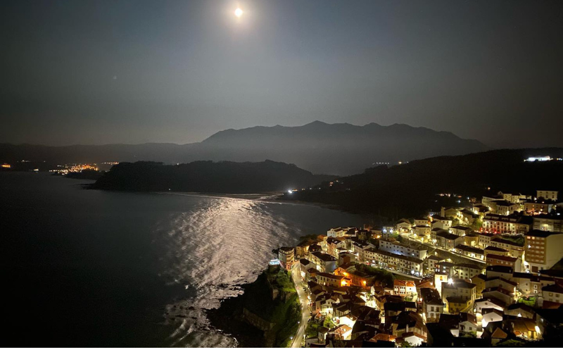 Vista nocturna en Colunga del Mirador