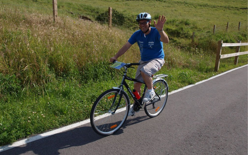 Turista en la Senda Ciclable de Suances