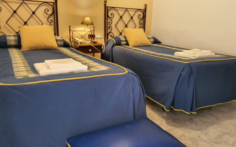 doble cama hostal javi en Belmez