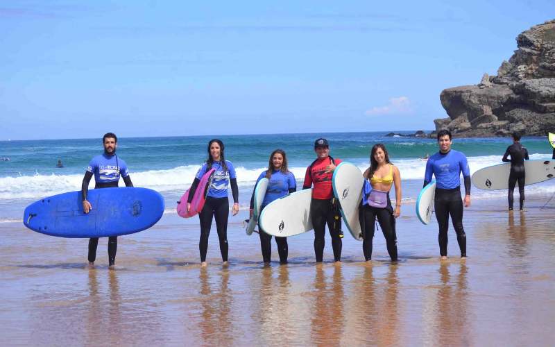 Alumnos del surf camp adultos en Suances