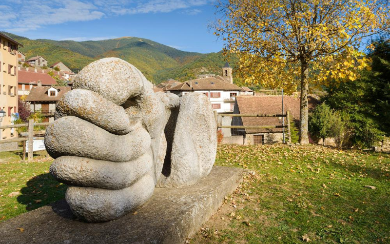 Escultura de una mano del museo de escultura contemporánea al aire libre del Valle de Hecho en Huesc