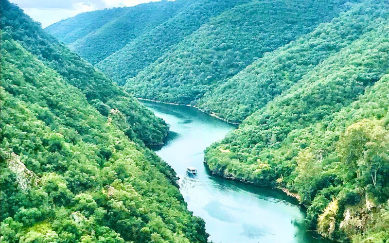 Vista de la ruta en Barco por los Fiordos Cordobeses