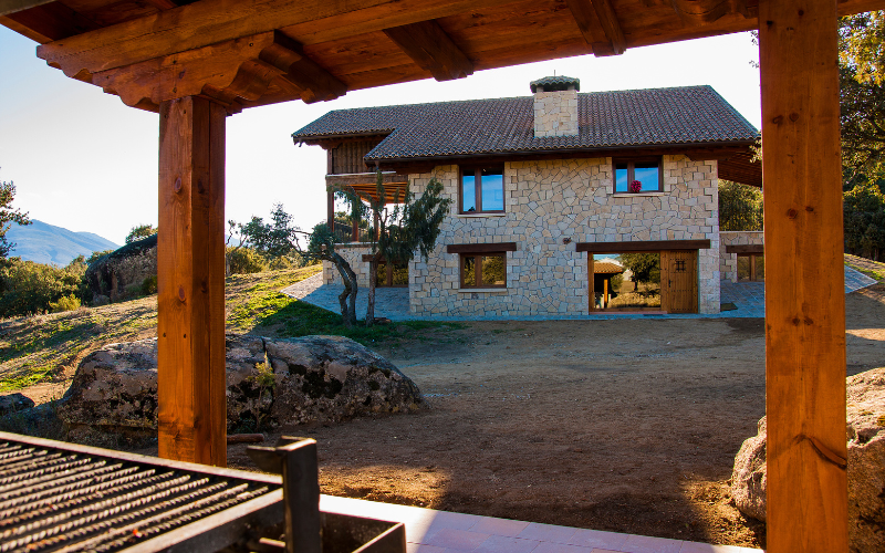Vista exterior de la Fontana de Gredos en Navaluenga