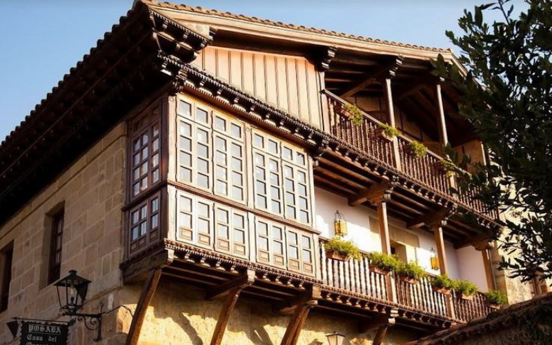 Fachada de la Posada la casa del Organista en Noviembre