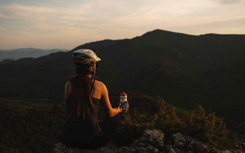 Chica ciclista en el parque natural del Valle de Hecho en Huesca
