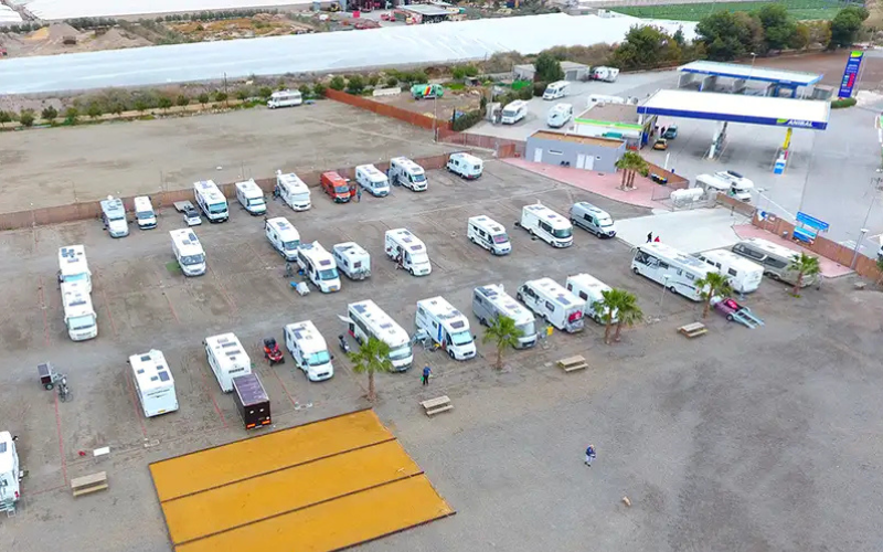 Vista del parking de autocaravanas en Murcia en Aguila
