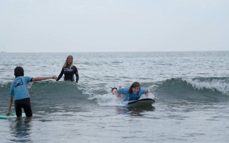 Alumnos de surf en Deba en el agua