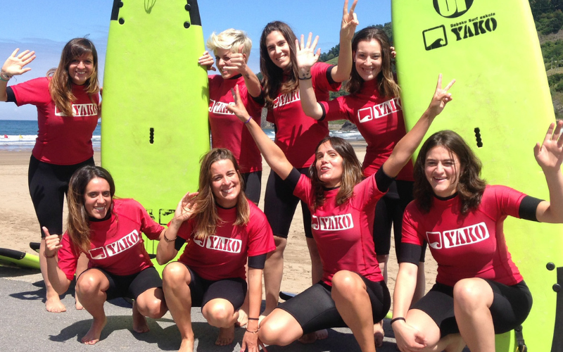 Chicas del curso de surf en Deb