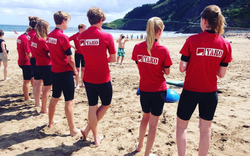 Grupo de alumnos del curso de surf en Deba