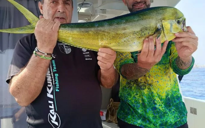 Turista con pesca en las salidas de pesca en barco de Capitán Charter