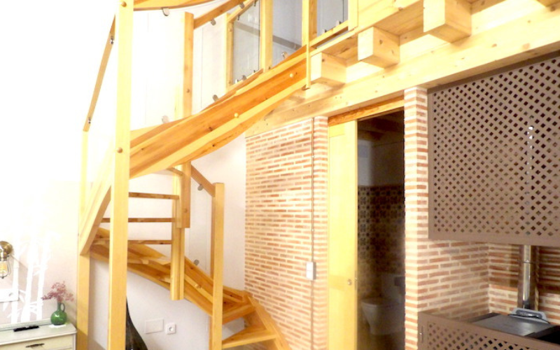 Escalera de caracol en el hotel jaraiz de Don Marciano en Villaverde de Medina