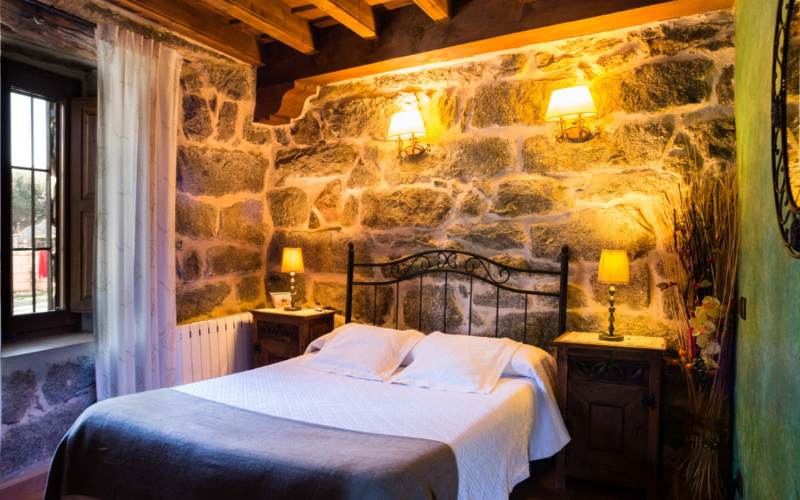 Dormitorio en la casa rural para dos personas en Navaluenga