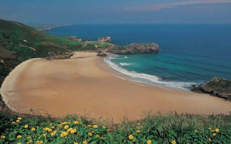 Vista de la playa de Torimbia en el Concejo de Llanes