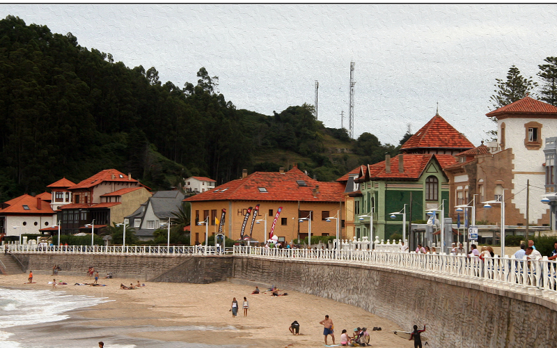 Vista del paseo marítimo de la playa de Santa Marina en Ribadesella