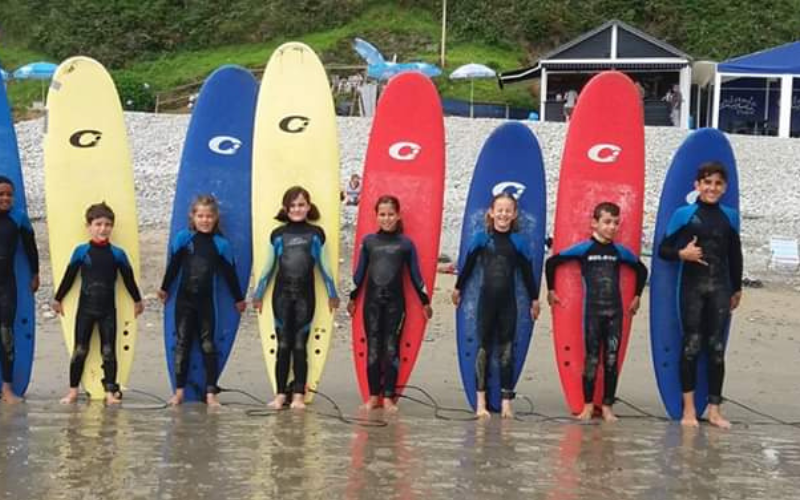 Niños en el surf camp en Asturias en Valdés