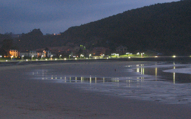 Vista nocturna de la playa de Santa Marina en Ribadesella