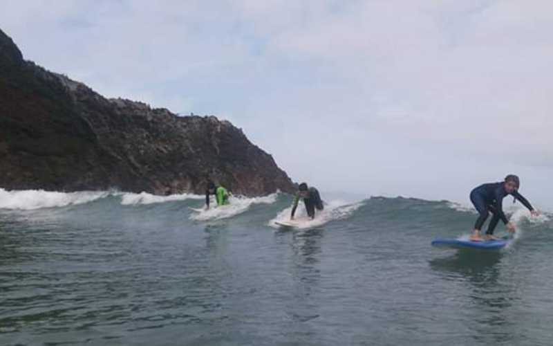 Surfistas en el surf camp en Valdés