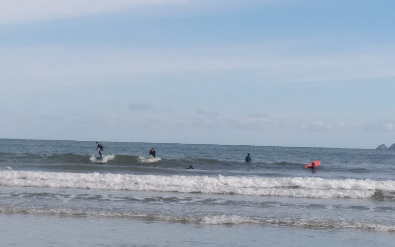 Grupo de surf camp en Asturias