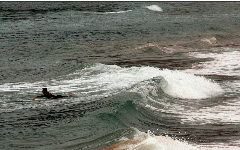 Surfistas en la playa de Santa María en Ribadesella