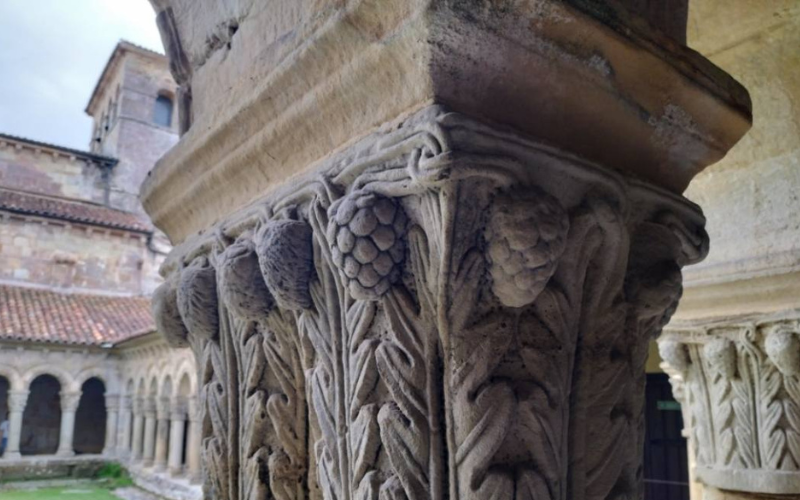 Detalle de colegiata en Santillana del Mar